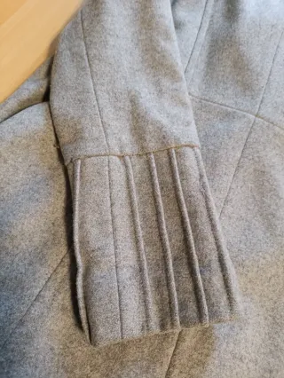 Abrigo Zara Gris Talla L. Da menos talla.