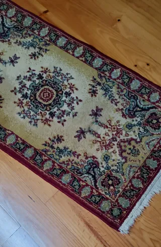 Alfombra de lana pie de cama. tengo 2