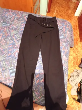 Pantalones de traje negros con cinturón