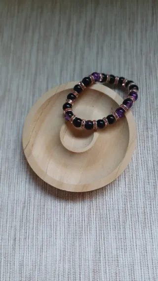 Pulsera elástica morada y negra