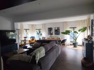 Casa con jardín y piscina