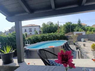 Casa con jardín y piscina