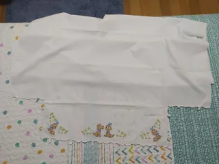 Juego de sábanas cuna con bordado a mano y arrullo