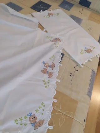 Juego de sábanas cuna con bordado a mano y arrullo