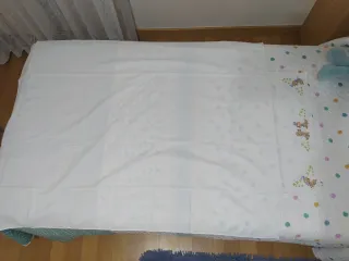 Juego de sábanas cuna con bordado a mano y arrullo