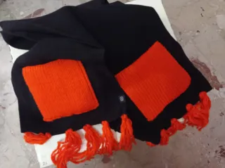 Sciarpa e berretto con inserti arancioni