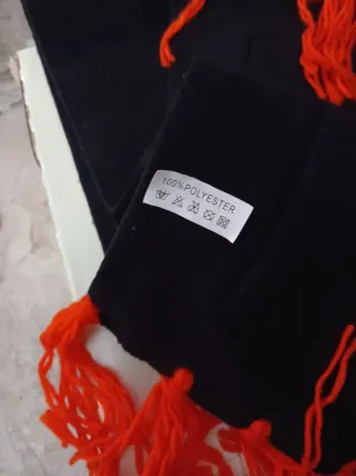 Sciarpa e berretto con inserti arancioni