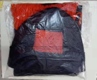 Sciarpa e berretto con inserti arancioni