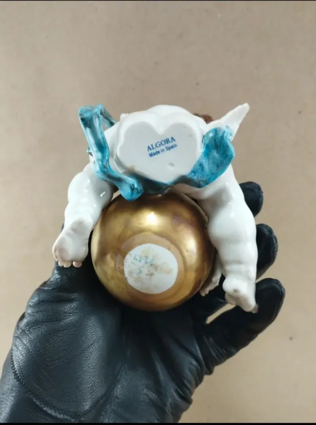 Algora Ángel con bola porcelana policromada