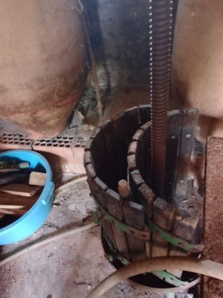 Prensa y trituradora para vino