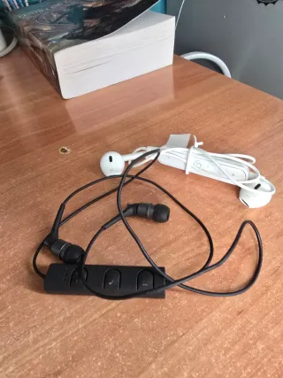 Auriculares Inalámbricos Bluetooth Negros y blanco