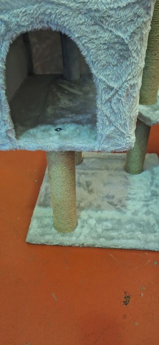 Árbol rascador para gatos gris
