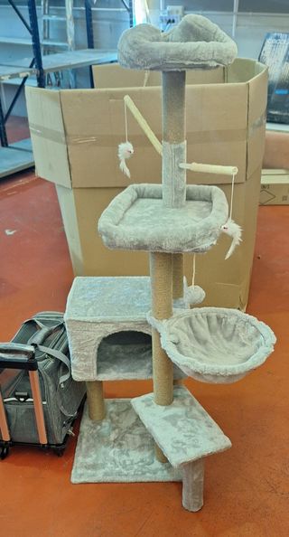 Árbol rascador para gatos gris