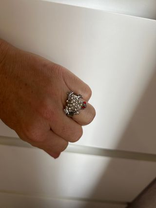Anillo de rana con pedrería