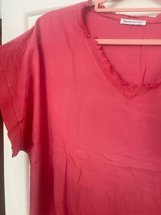 Camiseta rosa coral con detalle en escote