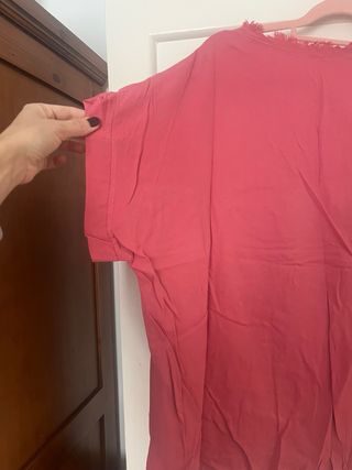 Camiseta rosa coral con detalle en escote