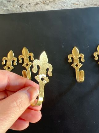 Lote 8 perchas metal Flor de Lis doradas