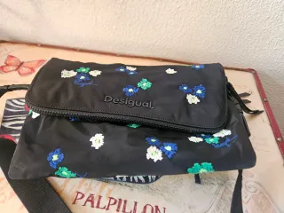 Bolso bandolera Desigual negro flores