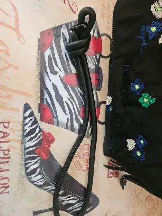 Bolso bandolera Desigual negro flores