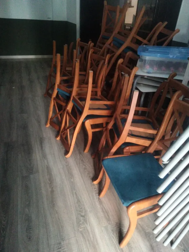 18 Sillas de Comedor de Madera