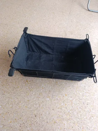 Andador con su cesta portaobjetos forrada.