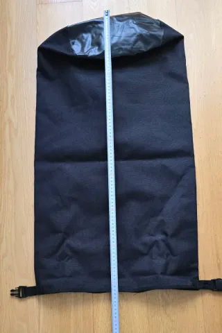 Saco impermeable y resistente negro y con amarillo