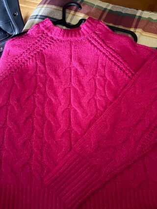 Jersey rosa trenzado cuello alto