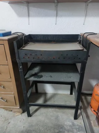 Barbecue in metallo fatto a mano