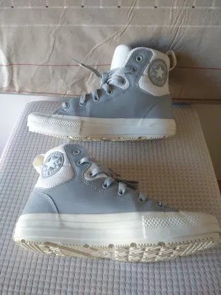Zapatillas Converse grises y blancas