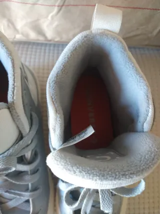 Zapatillas Converse grises y blancas