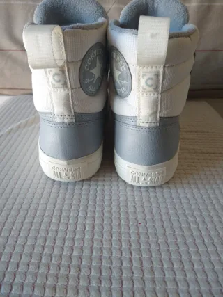 Zapatillas Converse grises y blancas