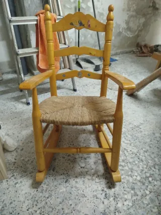 Mecedora infantil de madera