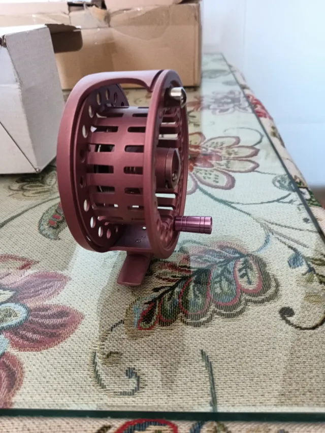 Carrete de pesca morado