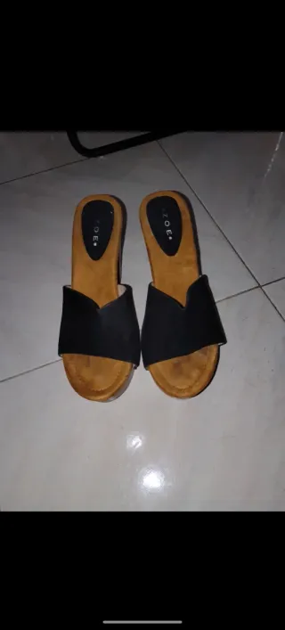 Sandali con zeppa neri e marroni