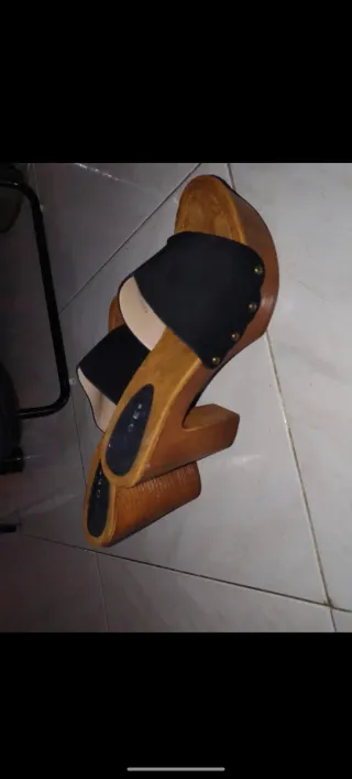 Sandali con zeppa neri e marroni