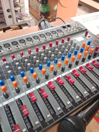 CONSOLA MEZCLADORA DEPUSHENG DA 12 CON MICRÓFONO