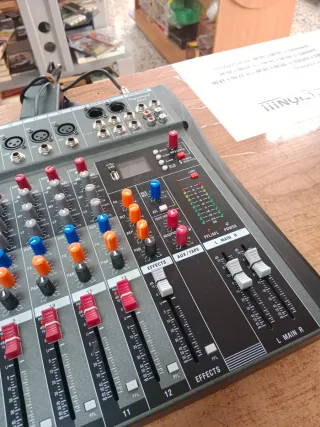 CONSOLA MEZCLADORA DEPUSHENG DA 12 CON MICRÓFONO