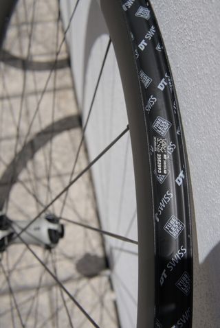 Rodas DT Swiss ER 1600 + Shimano 105 CS-5800