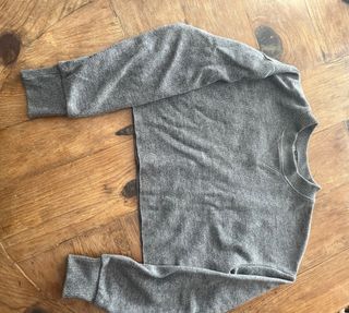 Total look color gris sudadera más falda de Zara