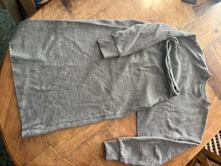 Total look color gris sudadera más falda de Zara