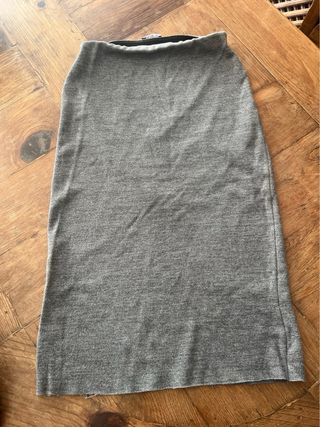 Total look color gris sudadera más falda de Zara