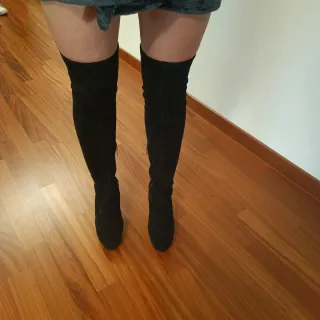 Stivali alti neri scamosciati sopra il ginocchio