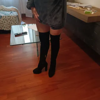 Stivali alti neri scamosciati sopra il ginocchio