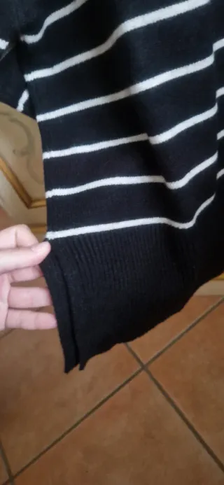 Maglione a righe nere e bianche
