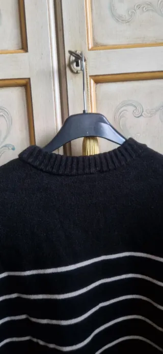 Maglione a righe nere e bianche