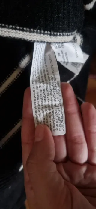 Maglione a righe nere e bianche