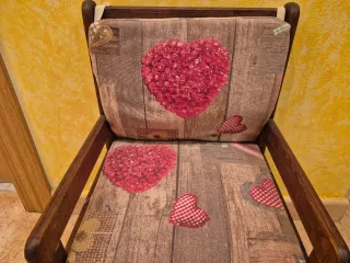 Silla de madera con cojín de corazones