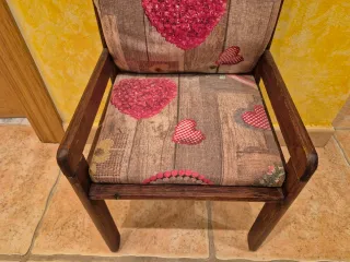 Silla de madera con cojín de corazones