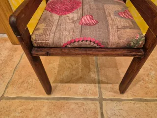 Silla de madera con cojín de corazones