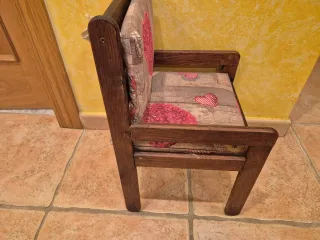 Silla de madera con cojín de corazones